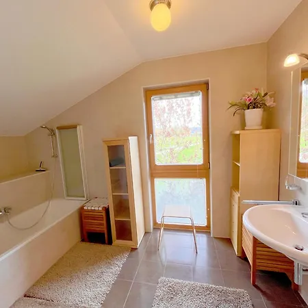 Apartmán Attersee - Ganzes Ferienhaus, Seeblick, Kamin, Sauna